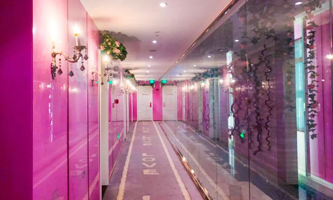 我们花了129元，住了一次情趣酒店···