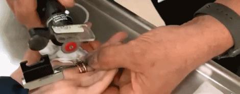 2月14日在美国锯戒指花7万！网友感叹：还是中国好……