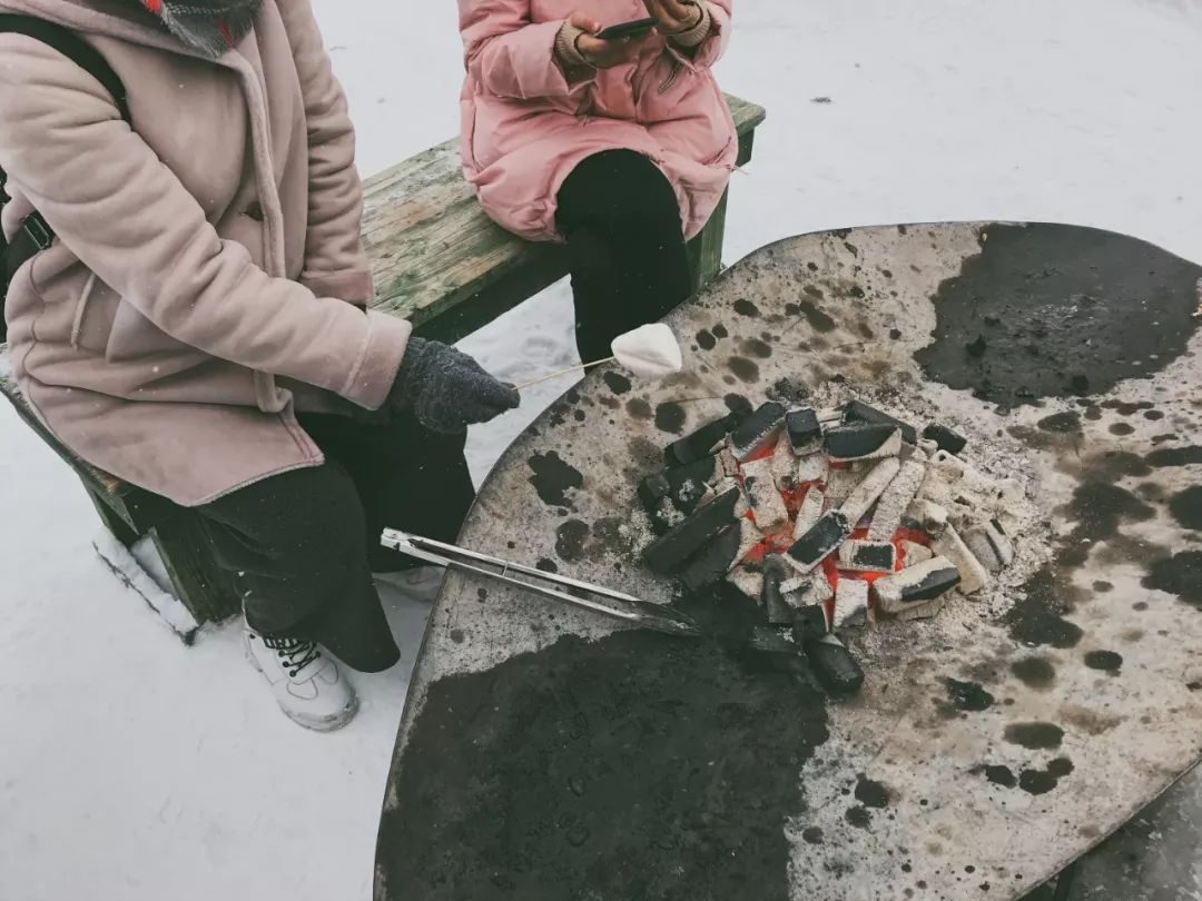 跟台湾小哥哥一起骑着雪地摩托车在北海道的雪地里野