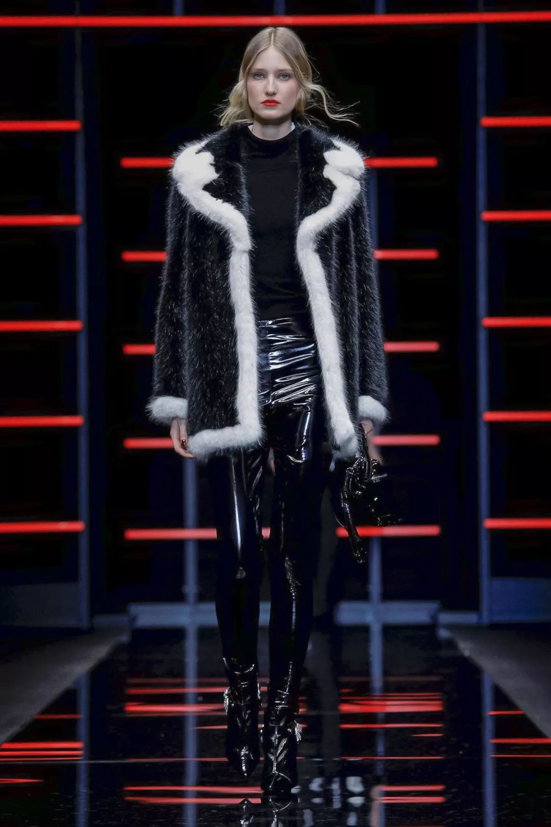 看完这场EmporioArmani，我终于感受到自由女性的魅力