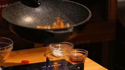 炒菜总粘锅咋办教你一招解决,炒菜粘锅最好的解决办法