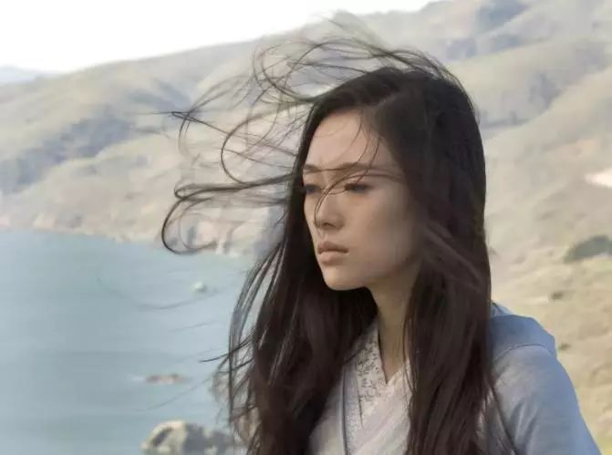 她究竟应该维持逼格，还是成为真实的自己？