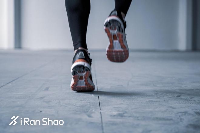 跑鞋nikezoomx三代,跑鞋幻影和绝尘2哪个好