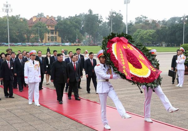 锐参考｜今天凌晨3点，平壤火车站内灯火通明