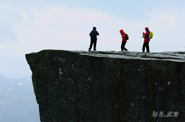 你敢站在悬崖边拍视频吗,你敢站在房顶边缘吗