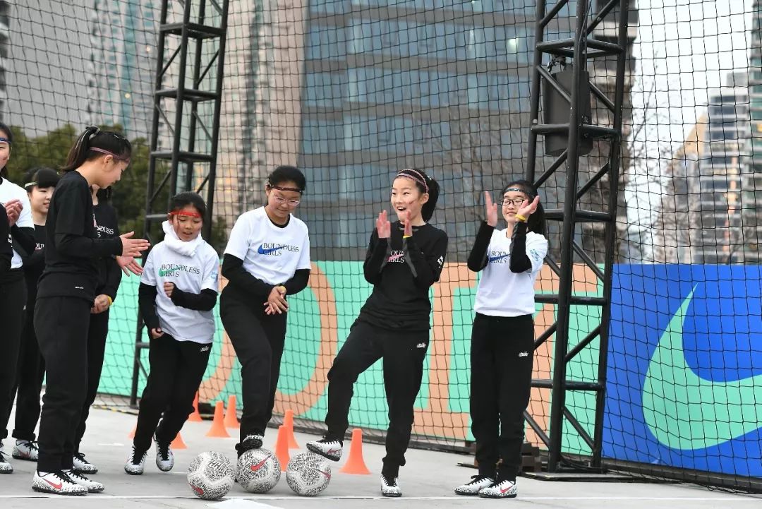 周冬雨光脚走在雪地上,周冬雨光脚踩雪