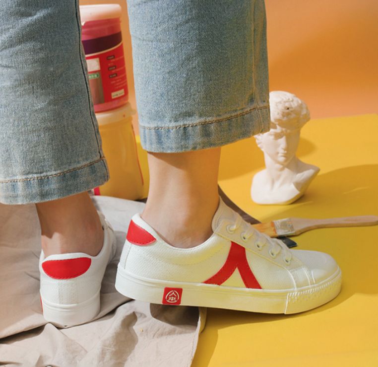 卫衣搭配牛仔裤和小白鞋,卫衣搭配黑大衣小白鞋男生