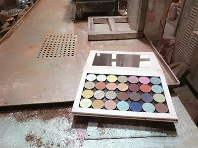 关注315丨爱美的姑娘请擦亮眼！网上买的“SKⅡ”可能是马桶旁造的