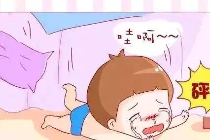 男孩不小心摔了一跤结果酿成悲剧,小孩摔了一跤看见妈妈就哭了