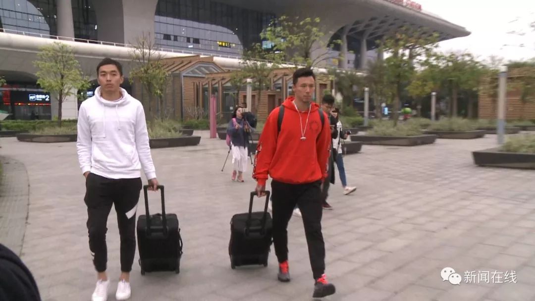 【送中国杯门票】中国男足今天到南宁了，真人帅哦