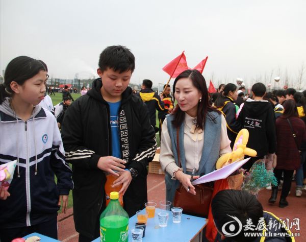 学雷锋日爱心义卖活动通知,雷锋精神燃起来爱心义卖暖校园