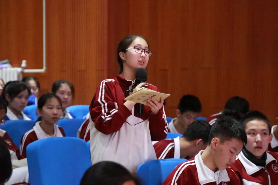 *会两**期间，为什么首师大二附中的操场上每天都排起了长队？