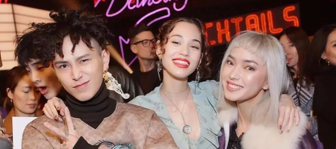 被毁掉奢侈品的女孩,女孩被口红毁掉的图片