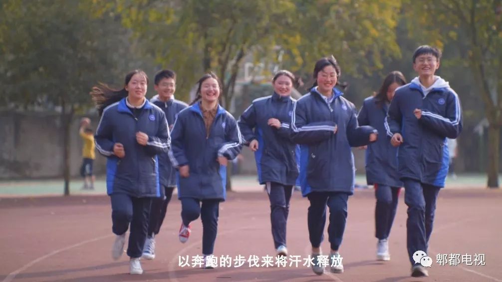 致敬祖国快闪的视频,最感人成都快闪我和我的祖国