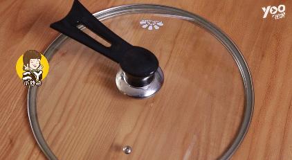 锅盖倒扣在锅上，去盘子异味……这些妙招没想到这么实用！