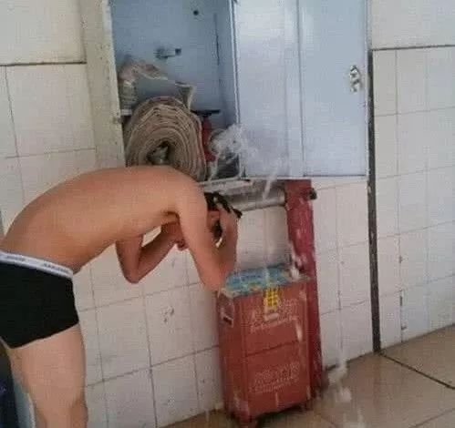 消防车赶到没有水,救火到达火灾现场后发现火势很大