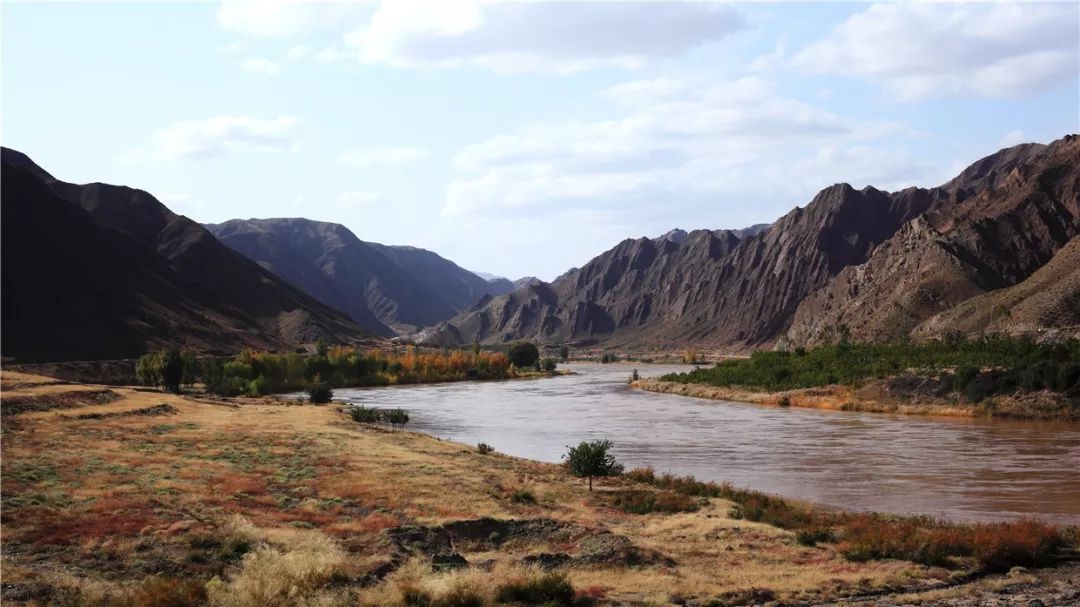 沙漠一年出现的奇观,沙漠黄河的奇景