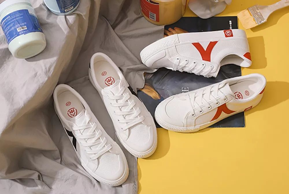 卫衣搭配牛仔裤和小白鞋,卫衣搭配黑大衣小白鞋男生