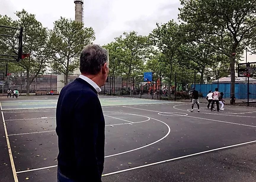 从*血卖**男孩到6000亿商业帝国，他却只想扳倒特朗普？