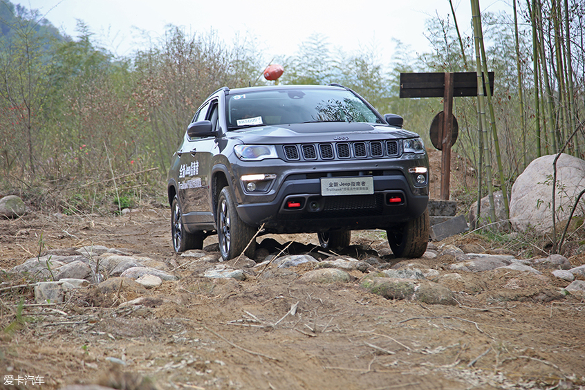 全新jeep指南者四缸1.3t介绍,四驱强油耗高测试新款jeep指南者