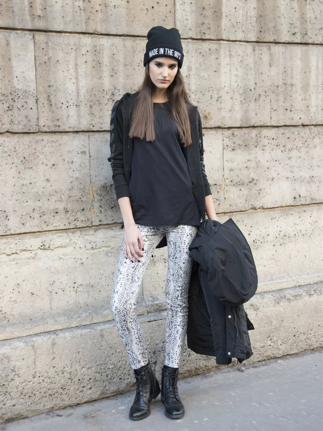 杨幂穿粉色卫衣配紧身运动裤,杨幂穿白色紧身裤穿搭