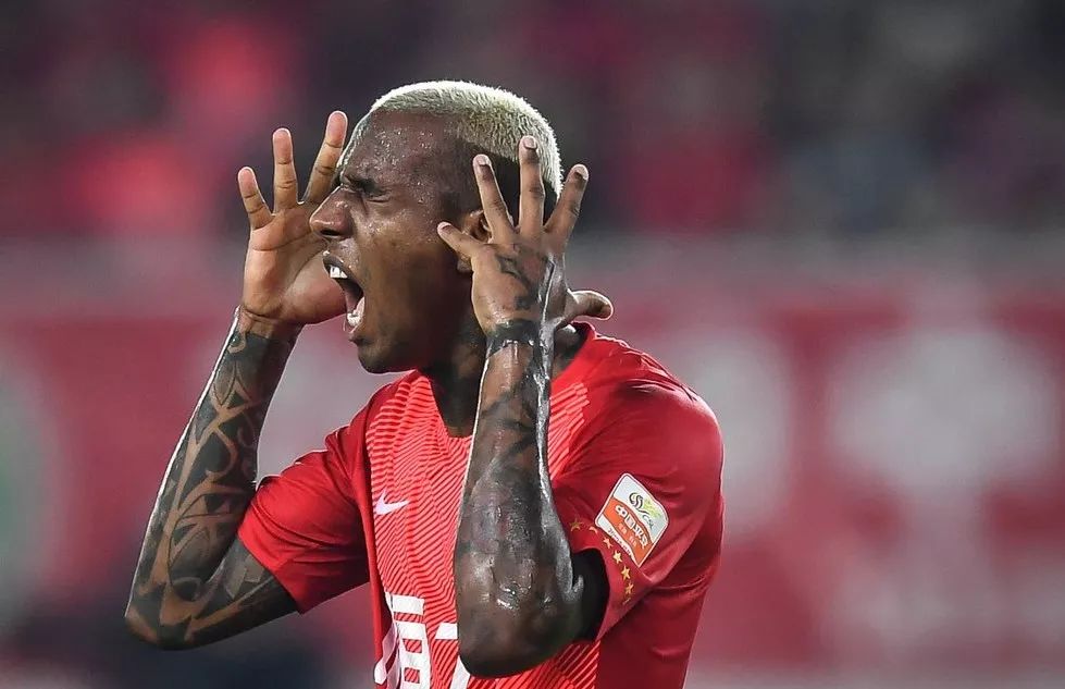 广州恒大2-0广州富力德比战只进2球各位满意吗？广州“塔”威震天河恒大4连胜紧逼国安富力失球成惯性斯帅还有何法宝？