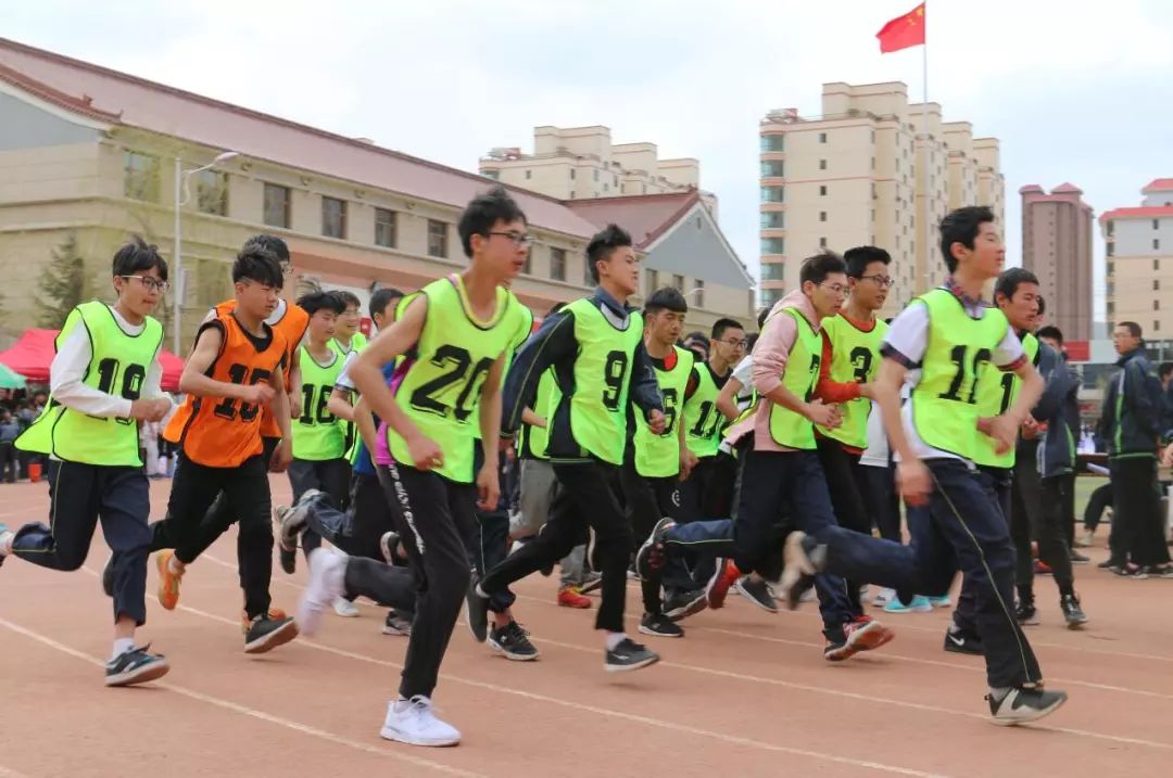 定格精彩瞬间彰显体育精神,丹棱中学60届田径运动会精彩瞬间