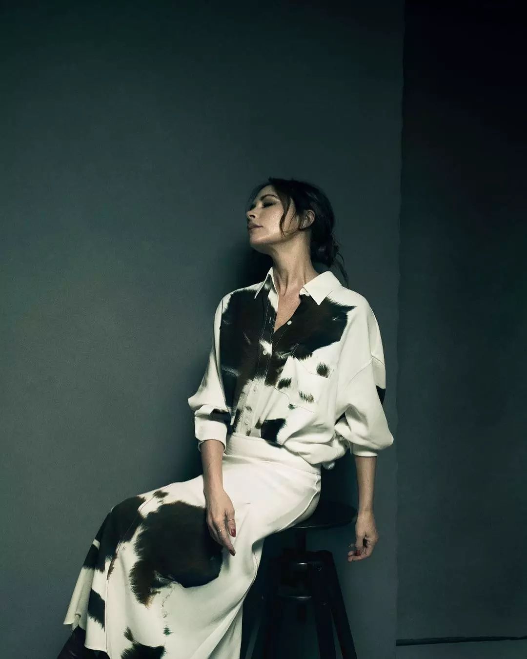 豹纹OUT，下一个C位印花轮到奶牛纹上场！