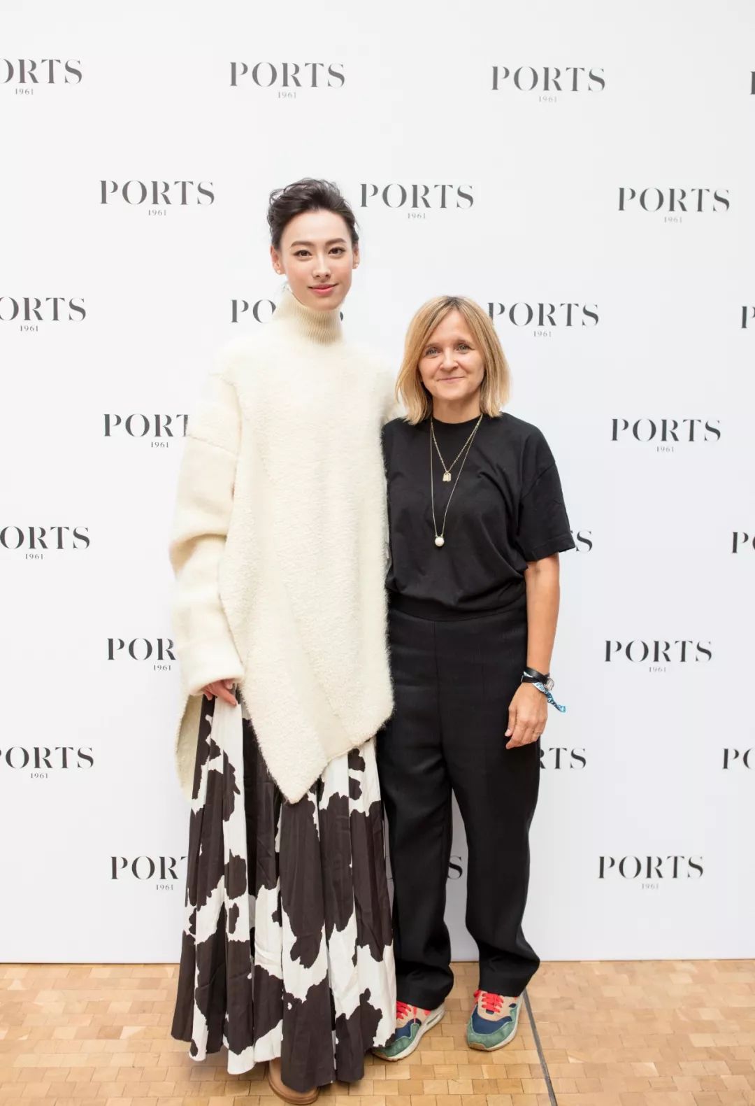 豹纹OUT，下一个C位印花轮到奶牛纹上场！