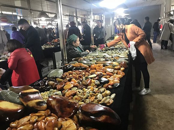 新电商造富神话：河南小镇玉石市场来了珠宝直播客