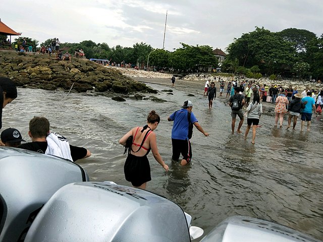 巴厘岛漂流跟团游一日游,巴厘岛冲浪潜水行程推荐