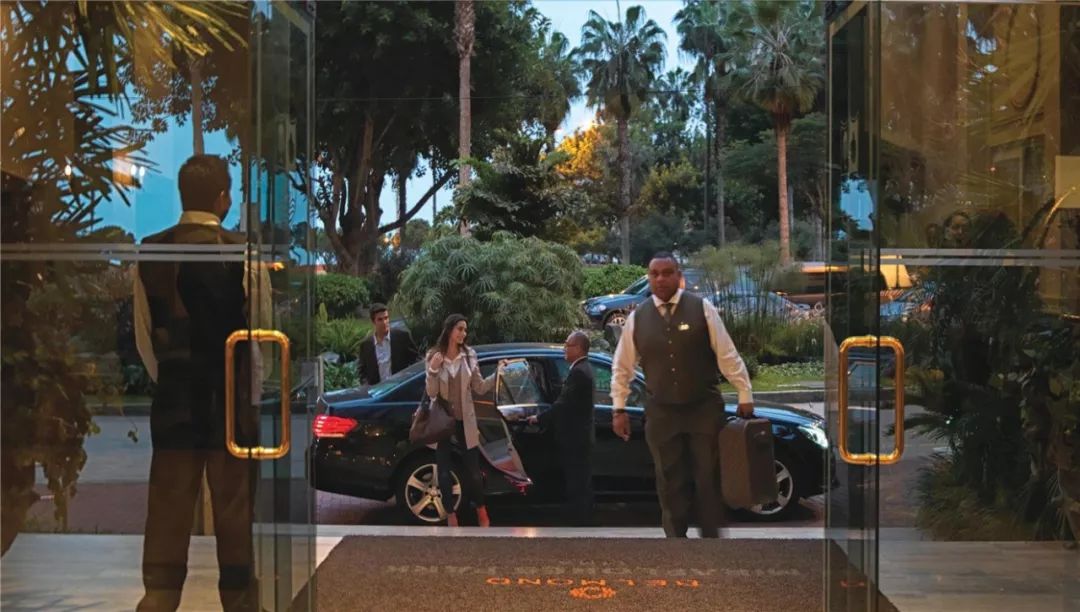 从此，LV不仅可以用来背，还可以用来睡…