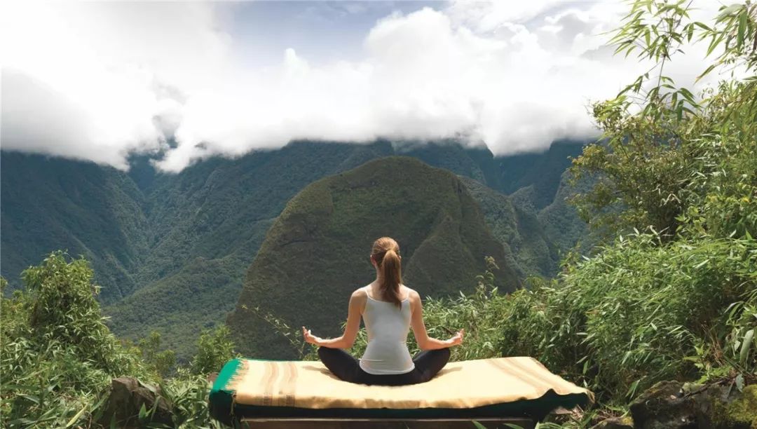 从此，LV不仅可以用来背，还可以用来睡…