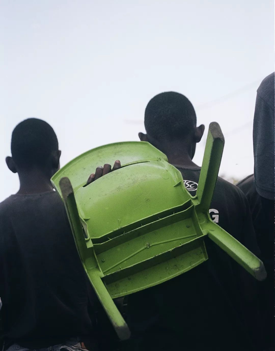 离开马普托之前，他将30件珍藏版球衣留给了非洲少年