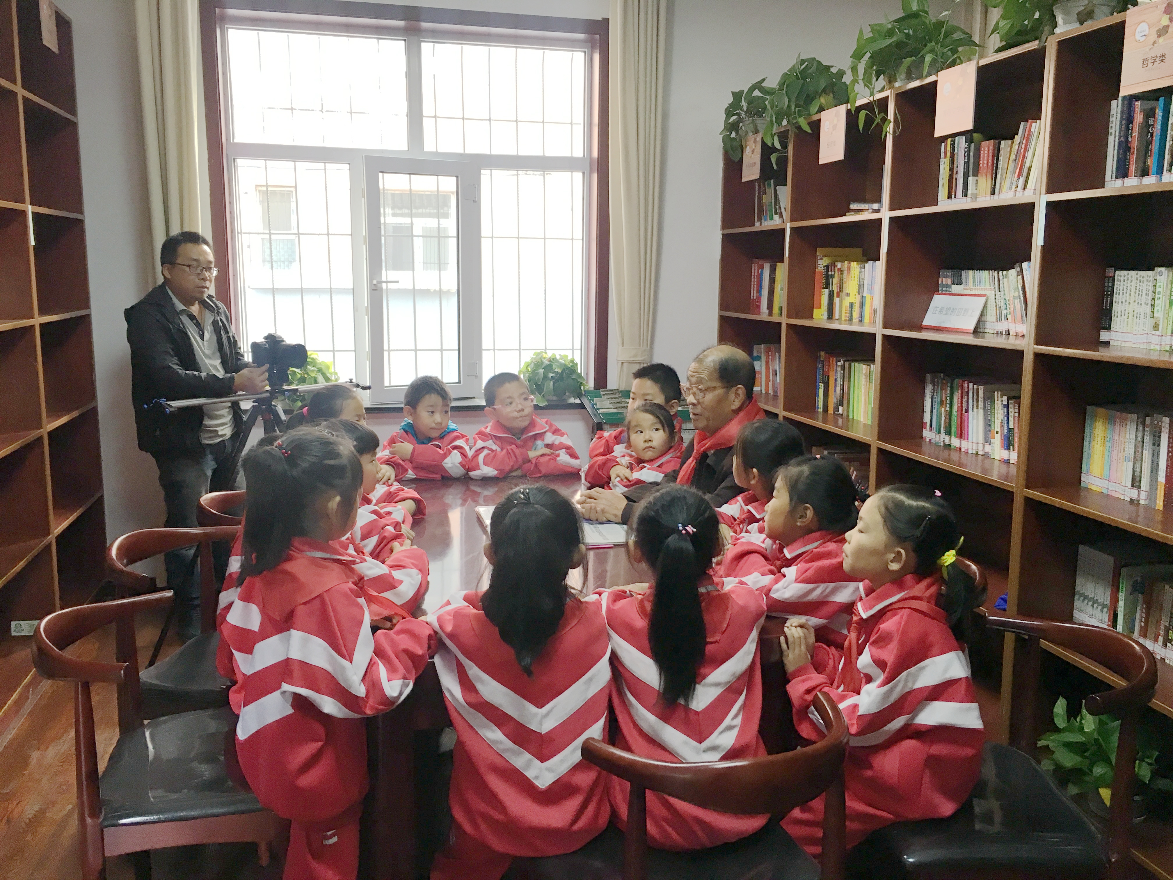 巾帼心向党礼赞新中国三八妇女节,巾帼心向党礼赞新中国诵读