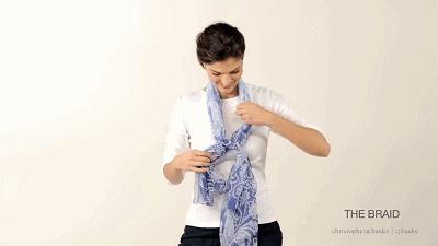 春天方丝巾怎么系好看,丝巾这样系简单时尚又清爽