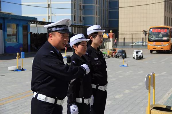 小学生交警手势操口令版镜面,小交警手势操