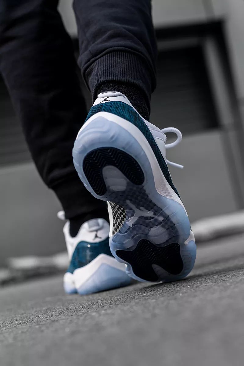 airjordan11low黑红测评,airjordan11lowwhitebred上脚图