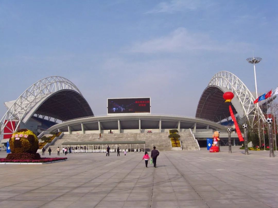 潍坊奥体中心能免费踢足球吗,潍坊开放足球场