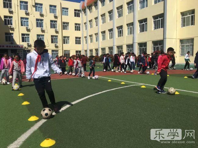 八大峡小学落实体育2+X项目海式少年绿荫驰骋