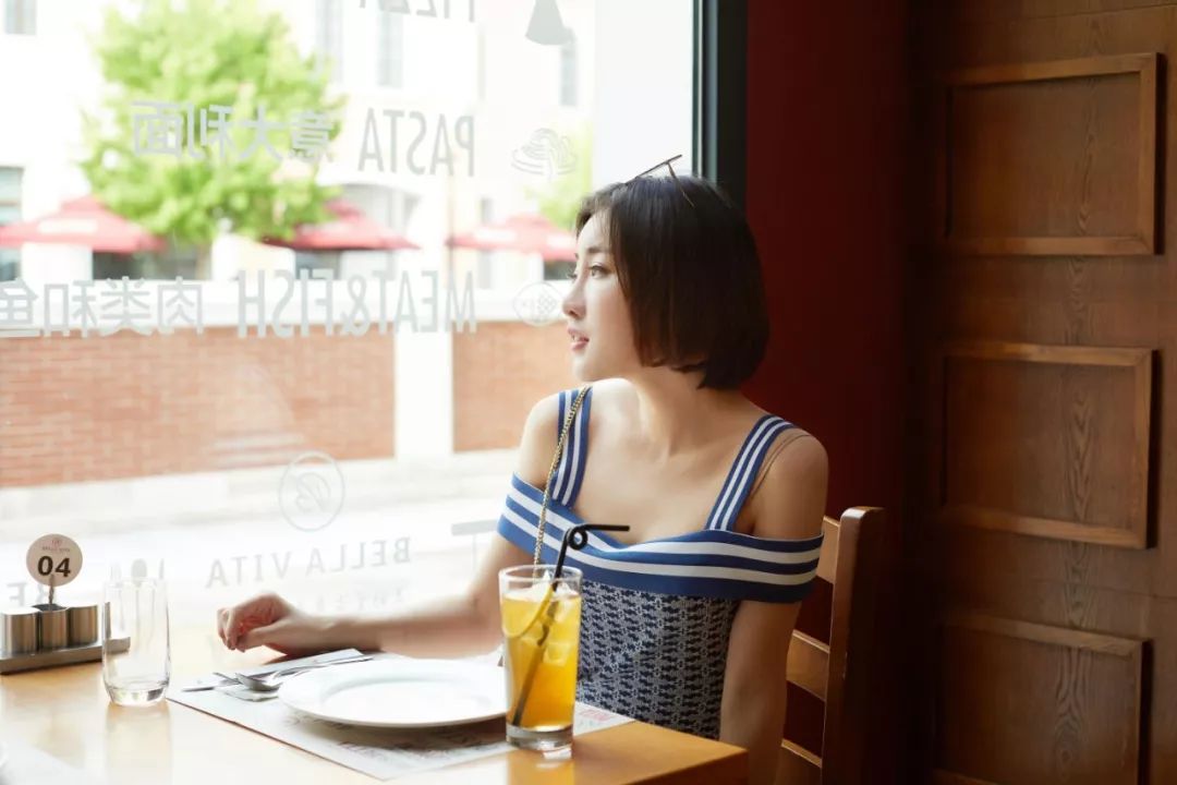 怎么穿让人看起来很贵,怎样穿看起来既普通又好看