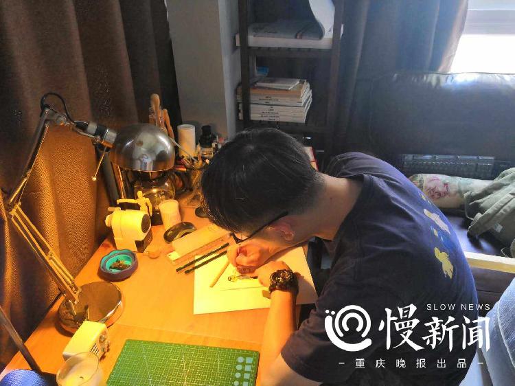 慢新闻·人物|斯威海报的“灵魂画师”：将球队画进二次元做有重庆味道的设计