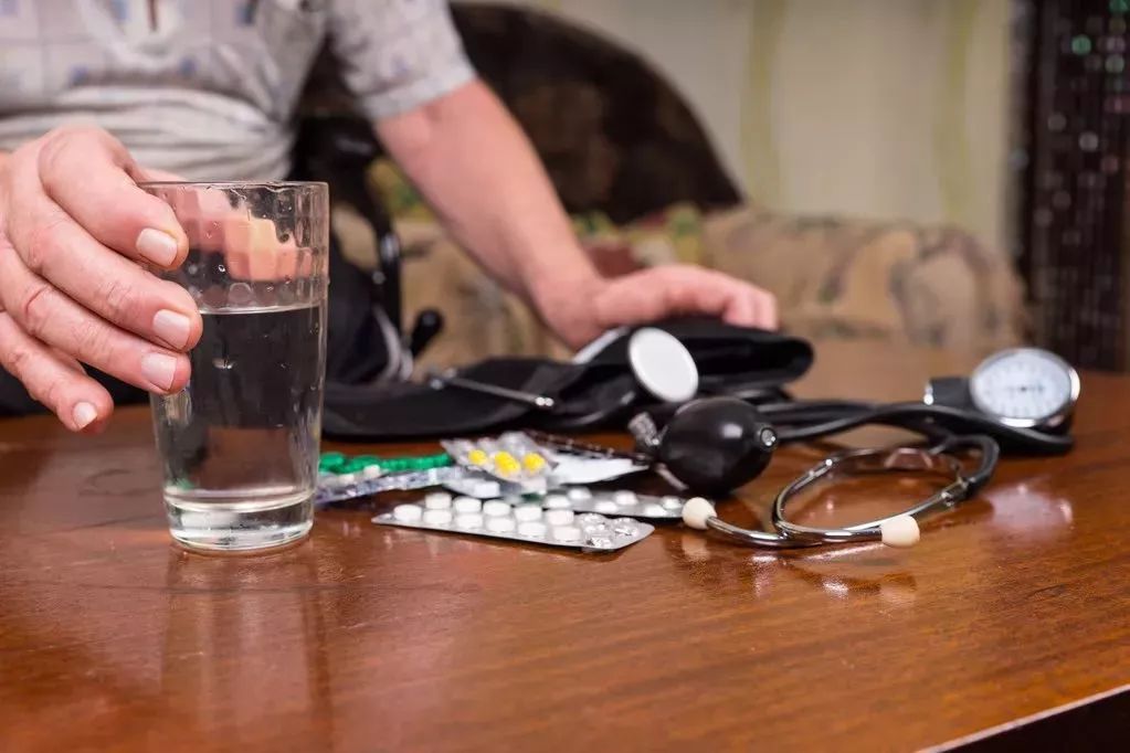 站起来头晕眼前发黑有危险吗,站起来头晕是不是快猝死