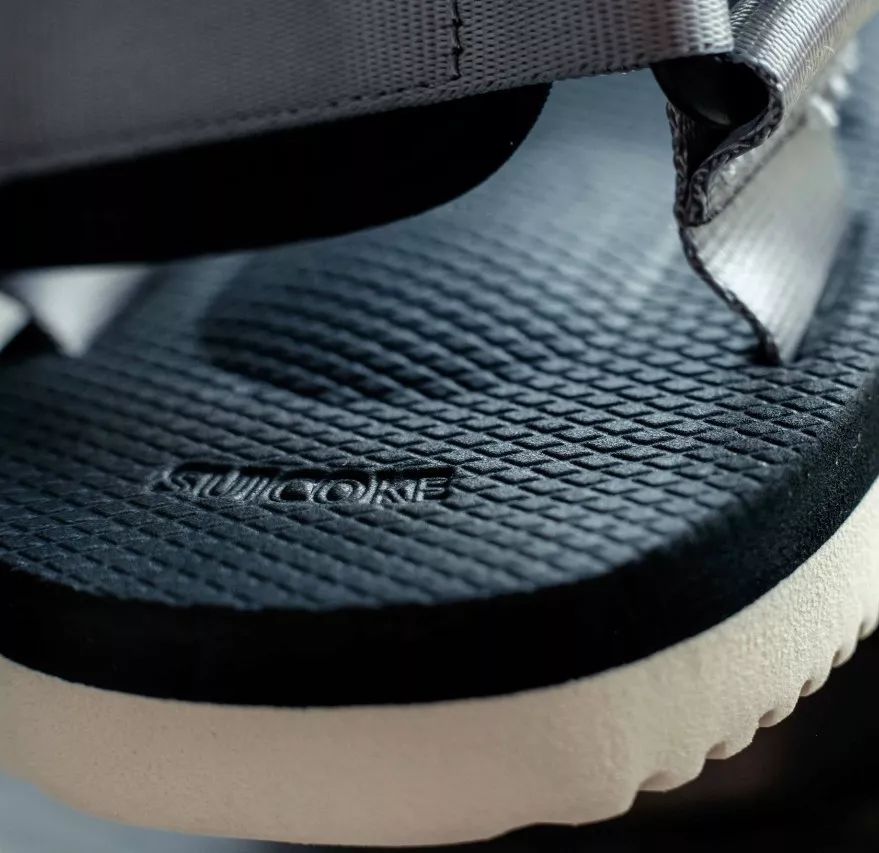 百褶裙搭配老爹凉鞋,秋冬新款时尚拼接百褶裙