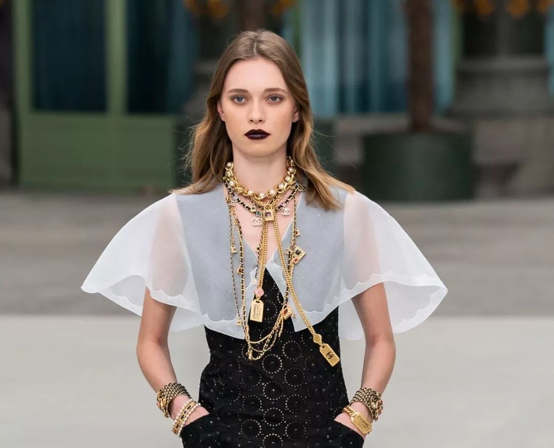 乘坐“香奈儿列车”度假，你遇见了谁？