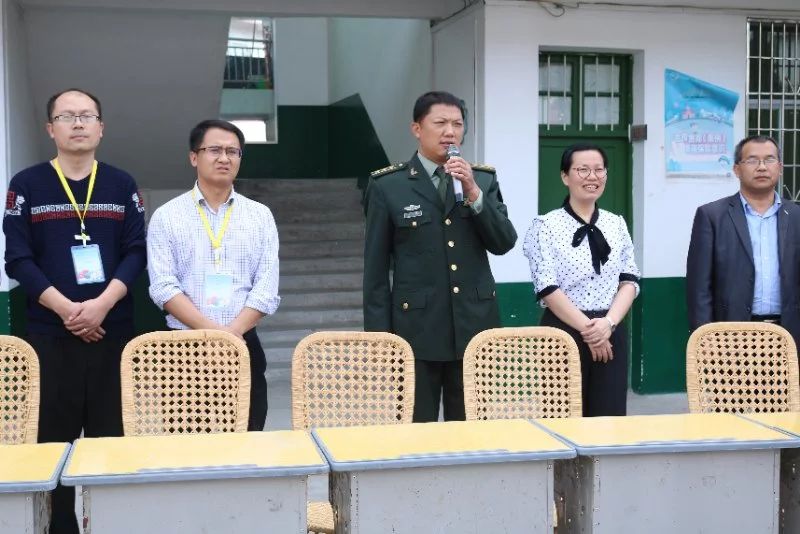 这位人武部政委“书和本子随身带”