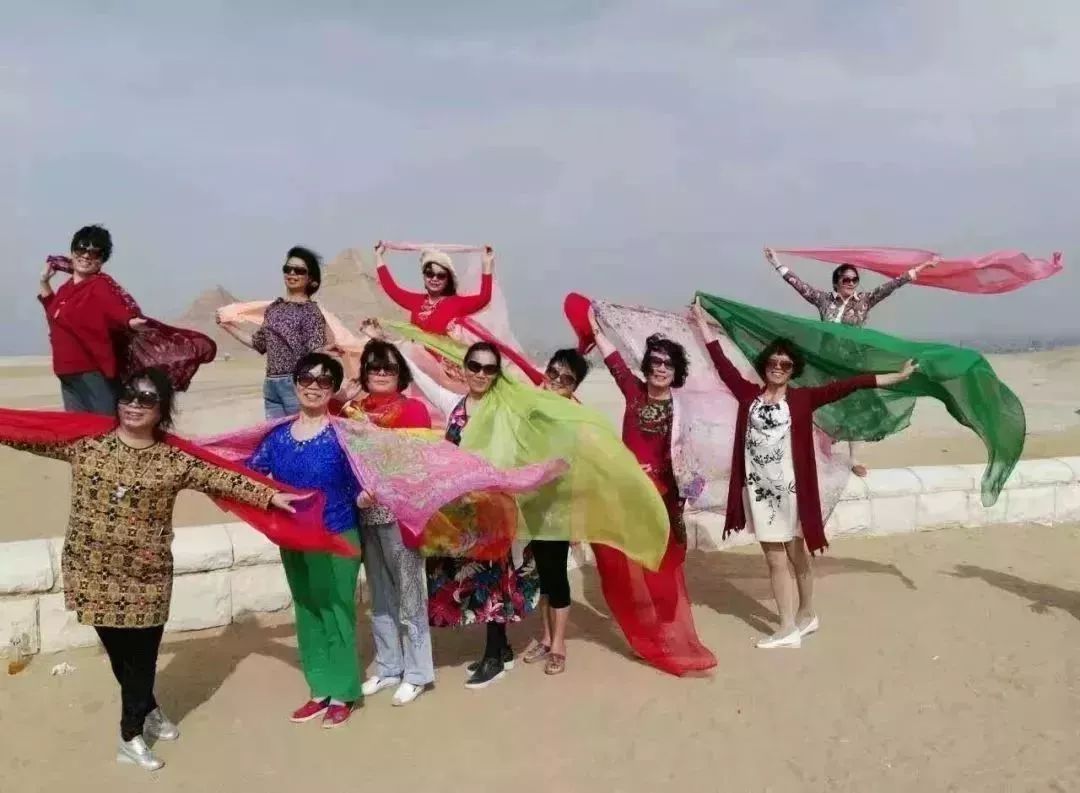 中国大妈旅游拍照标准动作视频,中国大妈拍照十大姿势