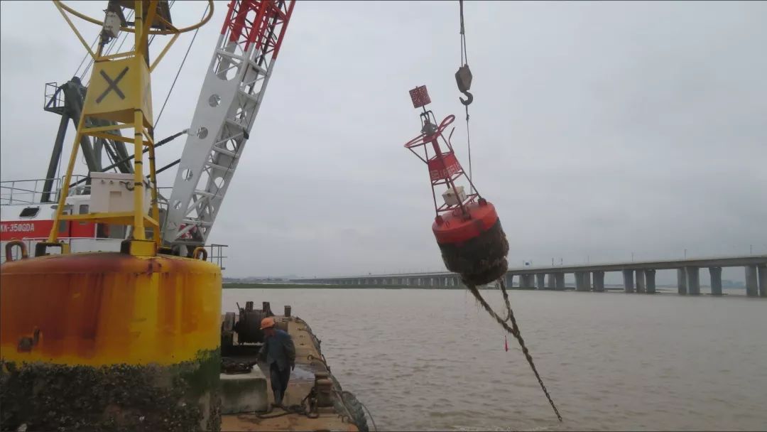 海上的航标灯是怎样固定的,航标是什么原理