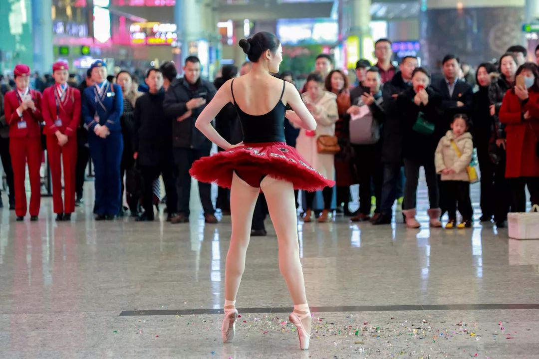 中国空姐为什么都要年轻漂亮,中国空姐为什么好看