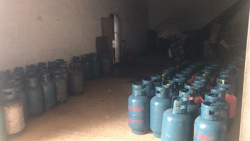 城管对违规液化气怎样处罚,城管夜查104瓶液化气